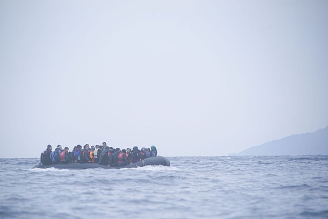 Mit Flüchtlingen überfülltes Schlauchboot mitten auf dem Meer.